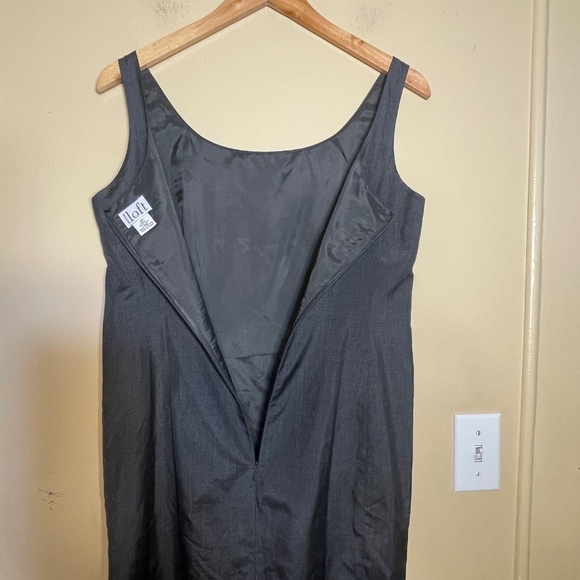 Elegant Black Sleeveless Dress - Picture 5 of 8